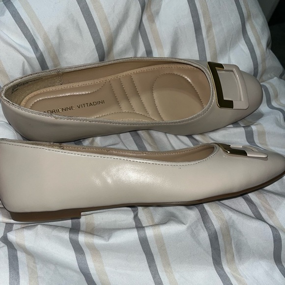 Adrienne Vittadini cream & tan flats with Gold & Cream Design on top Sz 8.5 - Picture 6 of 8